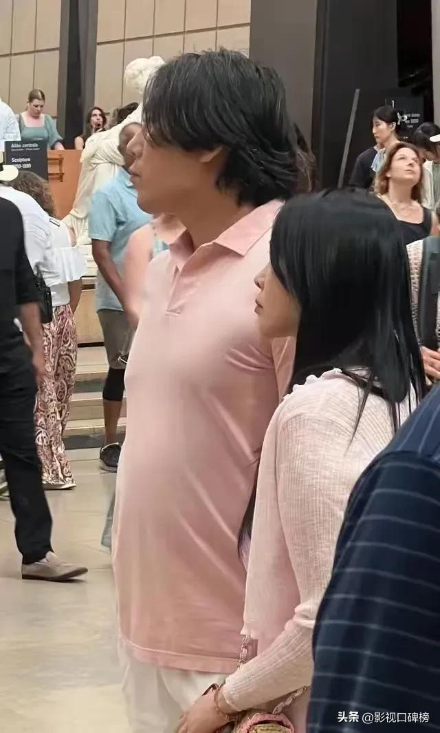 為凍齡每年花幾百萬！台灣不老女神「法國旅遊被偶遇」　浮腫素顏照流出遭酸「濃濃醫美痕跡」