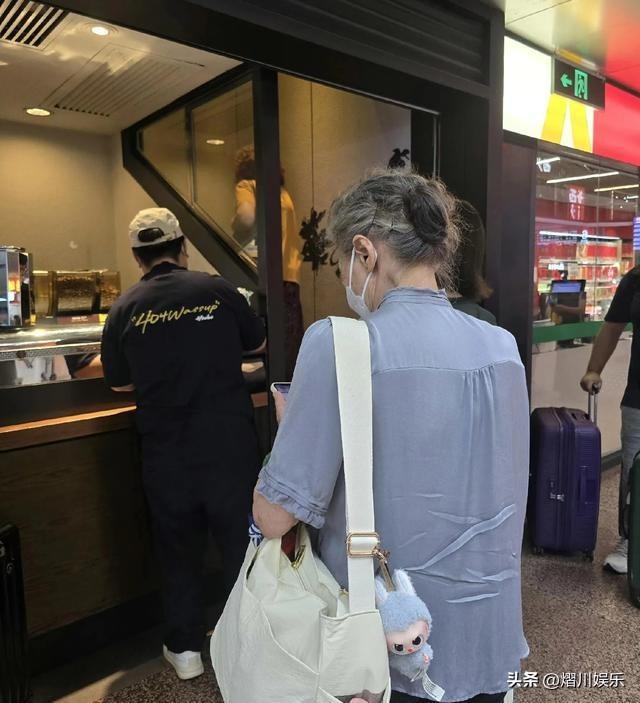 獨自出門旅行！87歲銀髮女星「拖行李箱趕火車」　摘下口罩「網友全自歎不如」：越活越年輕