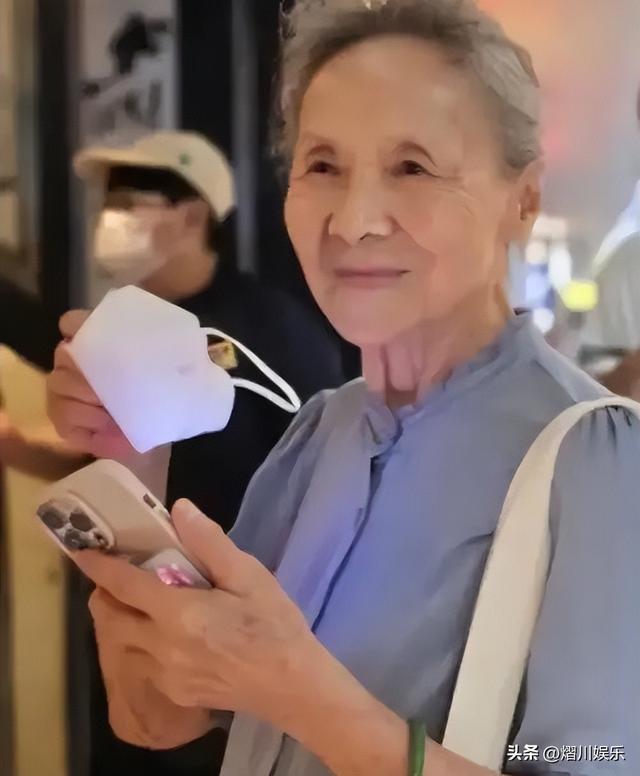 獨自出門旅行！87歲銀髮女星「拖行李箱趕火車」　摘下口罩「網友全自歎不如」：越活越年輕