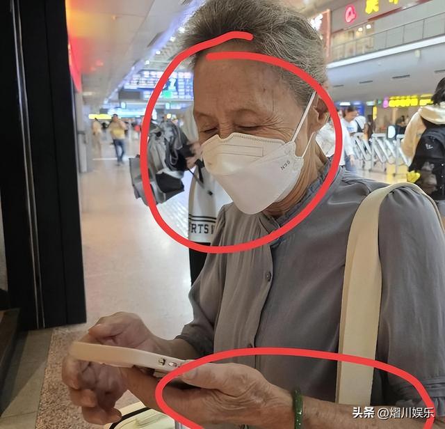 獨自出門旅行！87歲銀髮女星「拖行李箱趕火車」　摘下口罩「網友全自歎不如」：越活越年輕