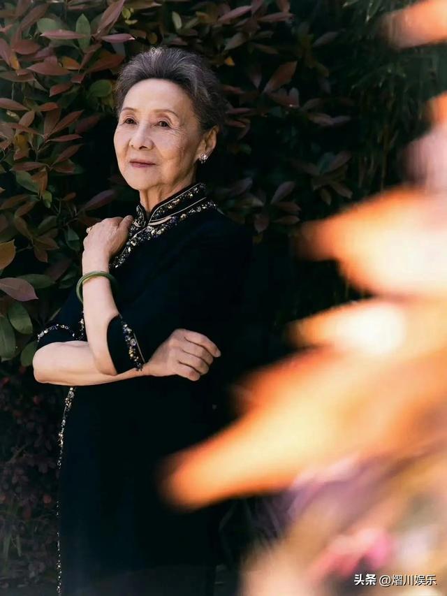 獨自出門旅行！87歲銀髮女星「拖行李箱趕火車」　摘下口罩「網友全自歎不如」：越活越年輕