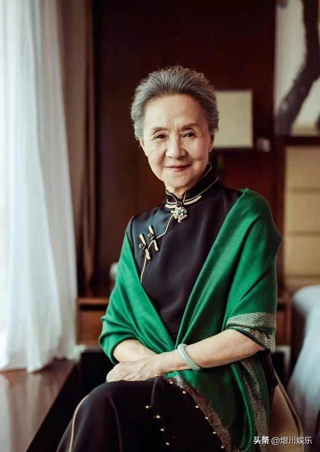 獨自出門旅行！87歲銀髮女星「拖行李箱趕火車」　摘下口罩「網友全自歎不如」：越活越年輕