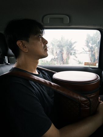 說好等我回來！ 43歲男星慟曝「摯愛過世了」　捧骨灰淚「選我不在的時候離開」