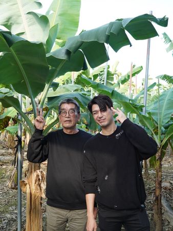說好等我回來！ 43歲男星慟曝「摯愛過世了」　捧骨灰淚「選我不在的時候離開」