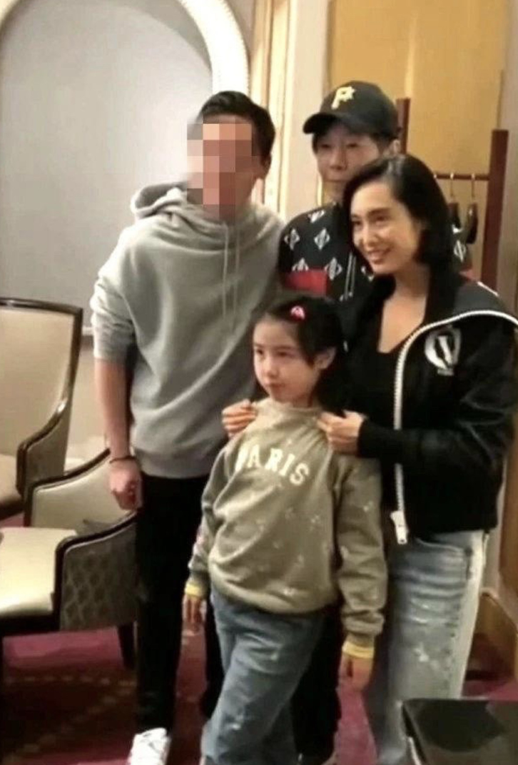 性感女神崩壞？53歲大咖女星「出席時裝活動」照片曝光　眼尖網友驚「敵不過地心引力」：真的老了...