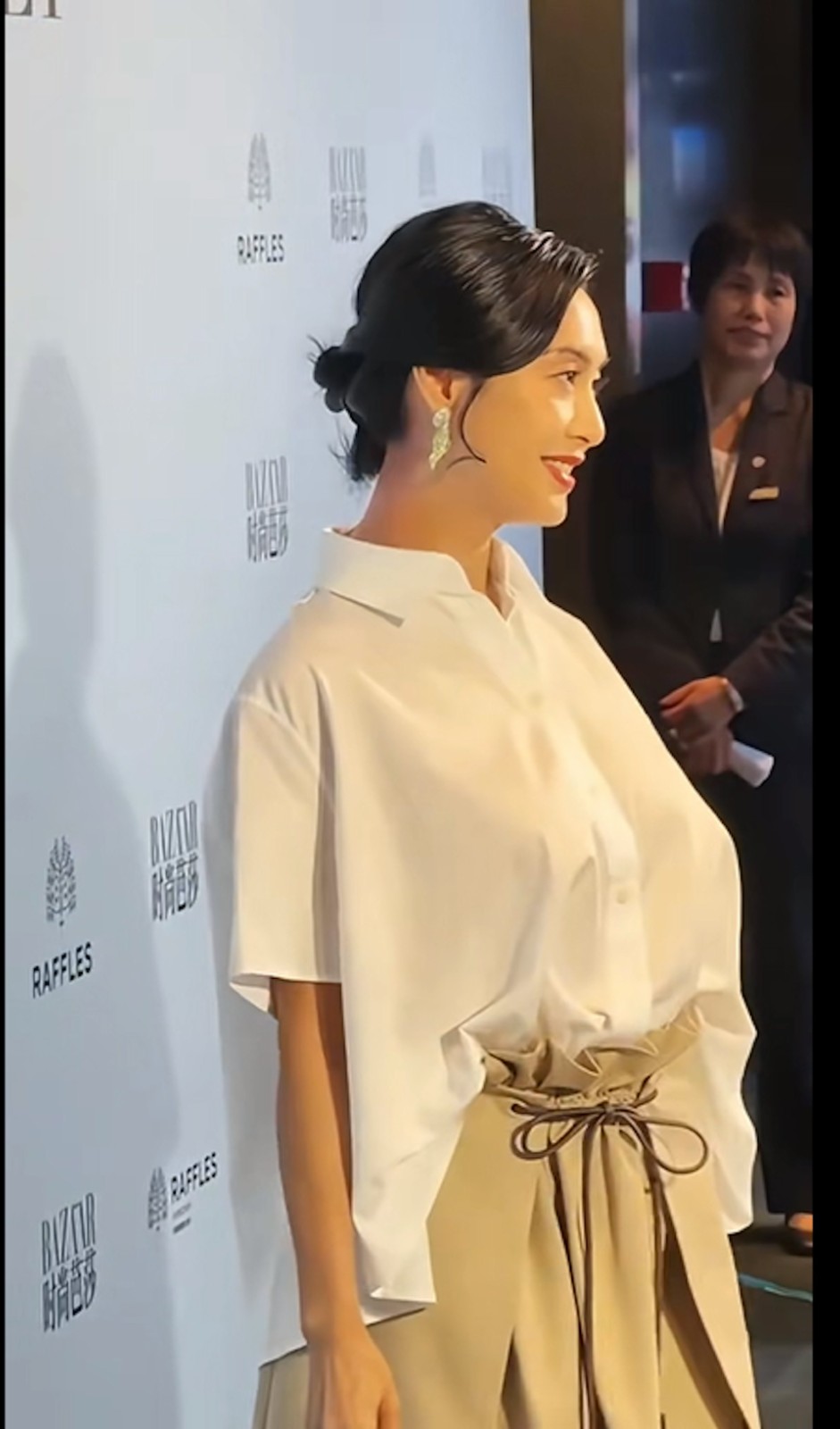 性感女神崩壞？53歲大咖女星「出席時裝活動」照片曝光　眼尖網友驚「敵不過地心引力」：真的老了...