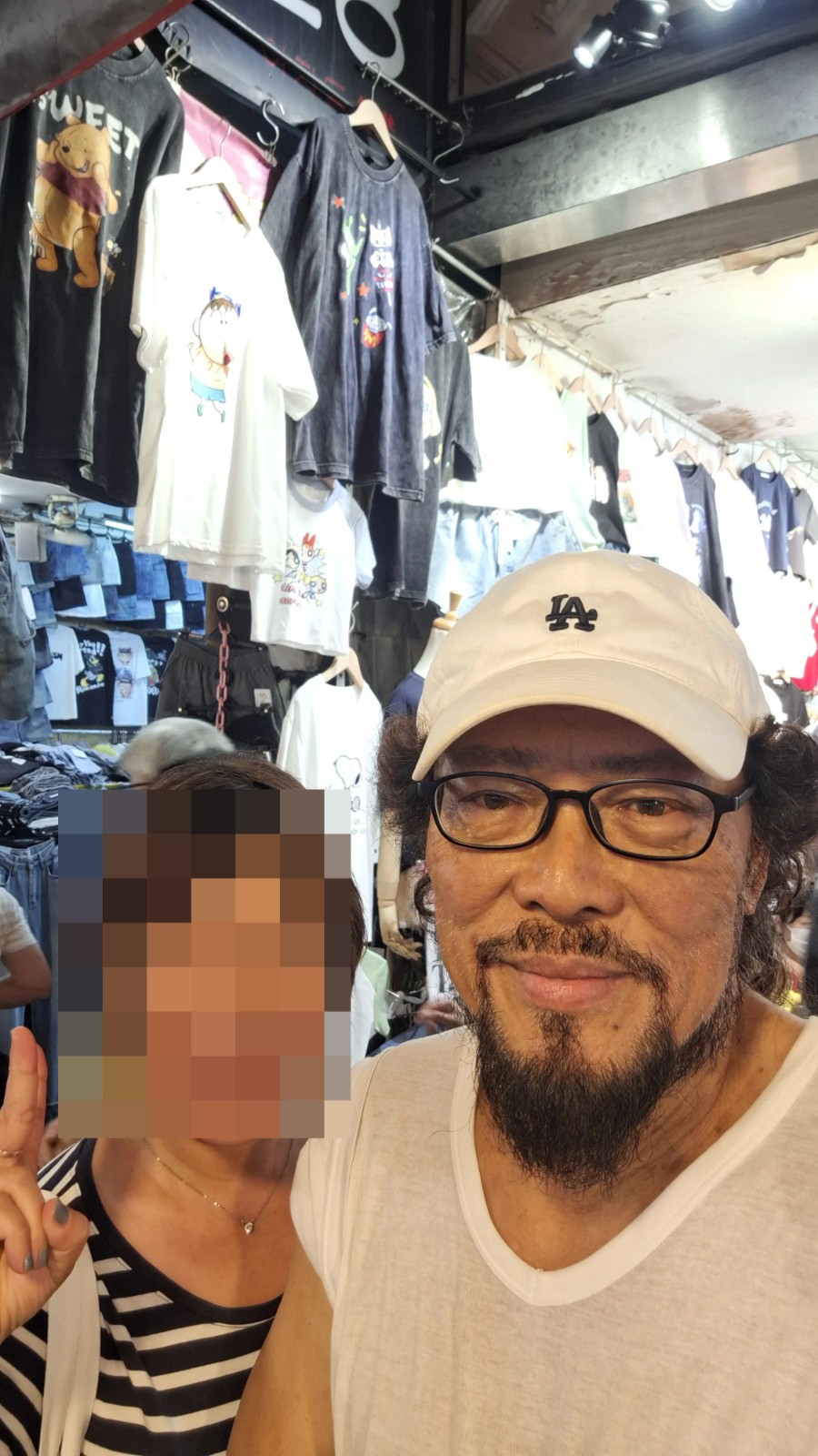消失7年！73歲張菲「逛饒河夜市被巧遇」　粉絲驚訝「瘦好多認不出」退休近況全說了