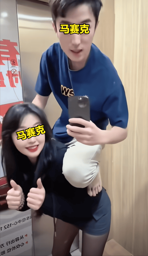 情侶「在電梯裡玩騎馬」搞怪拍照！玩到正嗨時「鄰居開門走進來」下秒尷尬到進退兩難