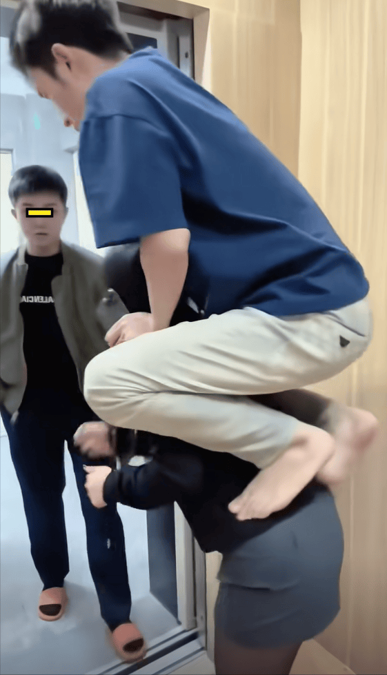 情侶「在電梯裡玩騎馬」搞怪拍照！玩到正嗨時「鄰居開門走進來」下秒尷尬到進退兩難