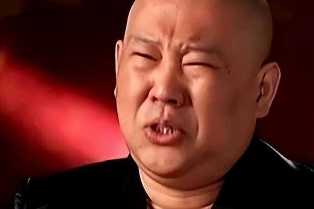 出道32年！55歲大咖歌后「開高衩大秀美腿」挨轟不得體　網友紛紛力挺：「這才是自信美」