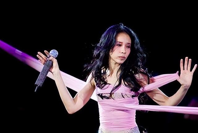 出道32年！55歲大咖歌后「開高衩大秀美腿」挨轟不得體　網友紛紛力挺：「這才是自信美」