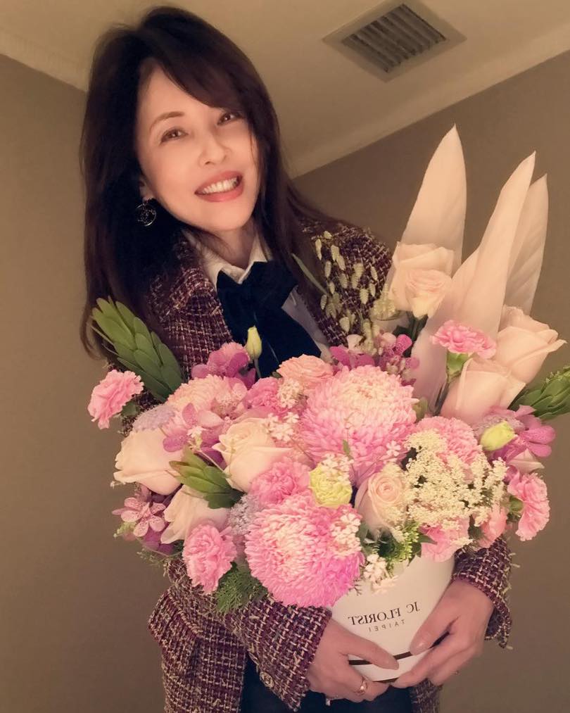 喪父一年多！56歲本土女星「無預警離開台灣」慟喊：今天冥誕　姊妹同行「談1事淚崩」