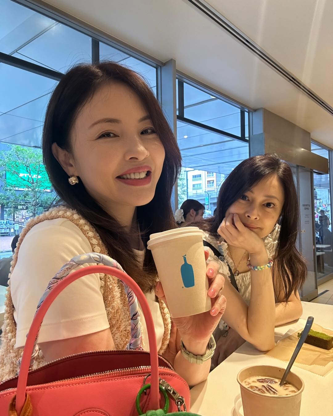 喪父一年多！56歲本土女星「無預警離開台灣」慟喊：今天冥誕　姊妹同行「談1事淚崩」