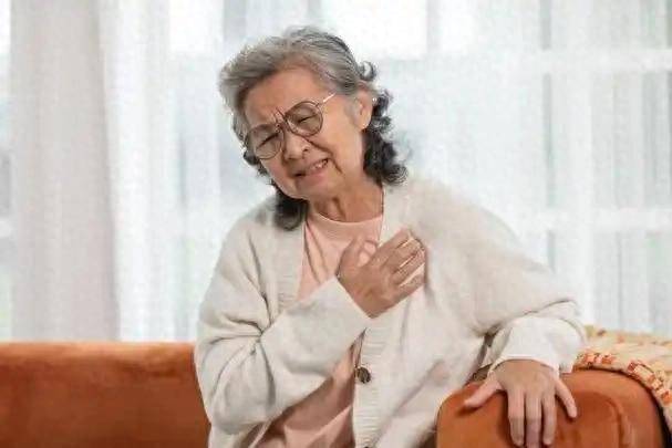 查出肺氣腫！52歲女子靠「天天喝一杯」逆轉病情　醫生一聽大讚：這3點做得好