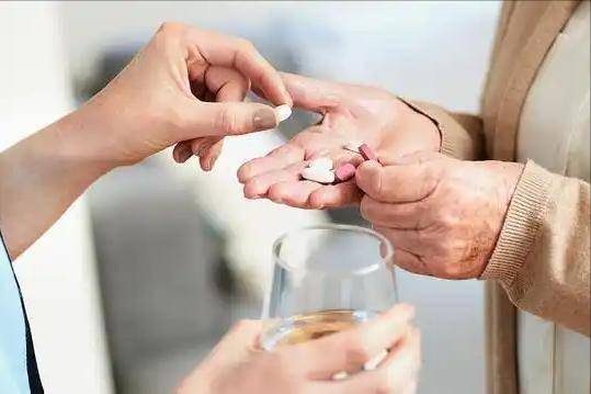 查出肺氣腫！52歲女子靠「天天喝一杯」逆轉病情　醫生一聽大讚：這3點做得好