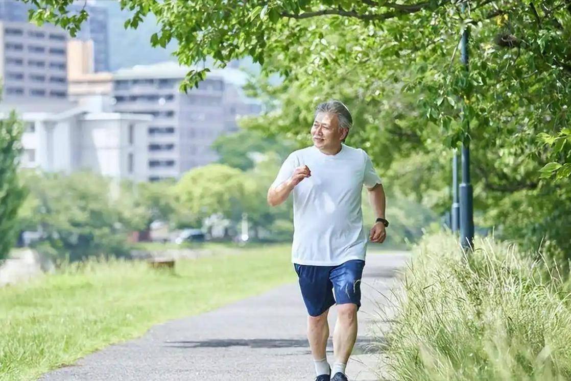 查出肺氣腫！52歲女子靠「天天喝一杯」逆轉病情　醫生一聽大讚：這3點做得好
