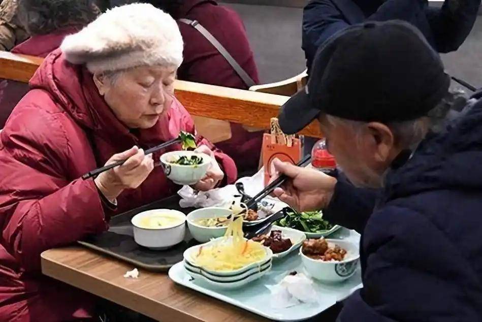 查出肺氣腫！52歲女子靠「天天喝一杯」逆轉病情　醫生一聽大讚：這3點做得好