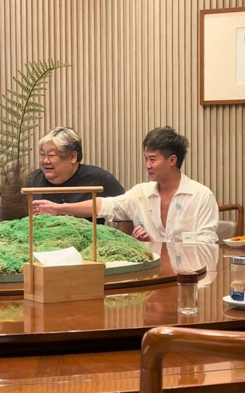 才甩肉28公斤！61歲金牌綠葉「臉上驚見黑斑」　面積超大「擴張到太陽穴」網憂心：健康亮紅燈了...