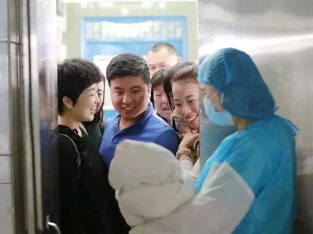 老婆一口氣「生下4胞胎」！丈夫得知性別後興奮大喊：我上輩子拯救了銀河系