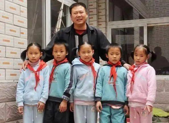 老婆一口氣「生下4胞胎」！丈夫得知性別後興奮大喊：我上輩子拯救了銀河系