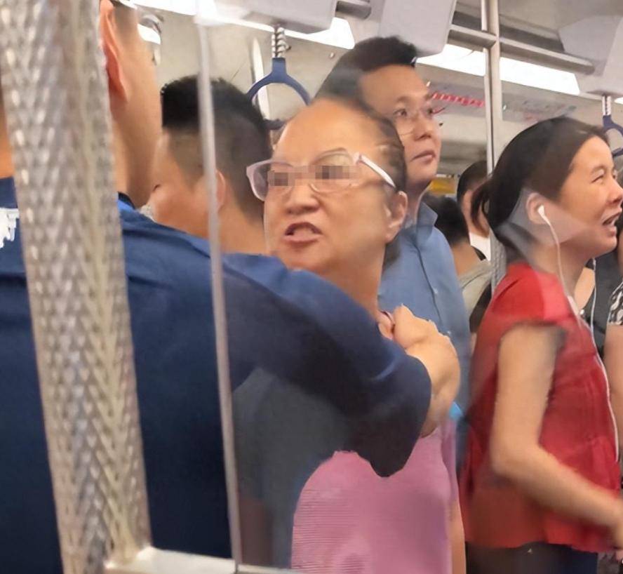 老婦人逼讓座地鐵辱罵乘客！連孫子都嫌丟臉「捂耳朵不敢聽」