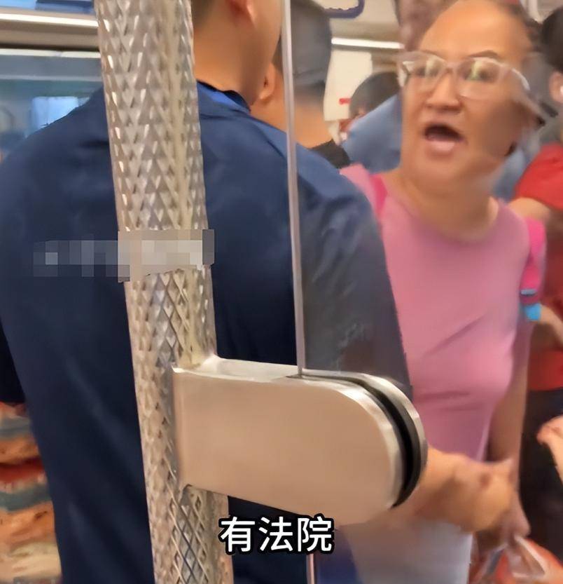 老婦人逼讓座地鐵辱罵乘客！連孫子都嫌丟臉「捂耳朵不敢聽」