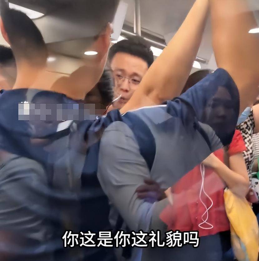 老婦人逼讓座地鐵辱罵乘客！連孫子都嫌丟臉「捂耳朵不敢聽」