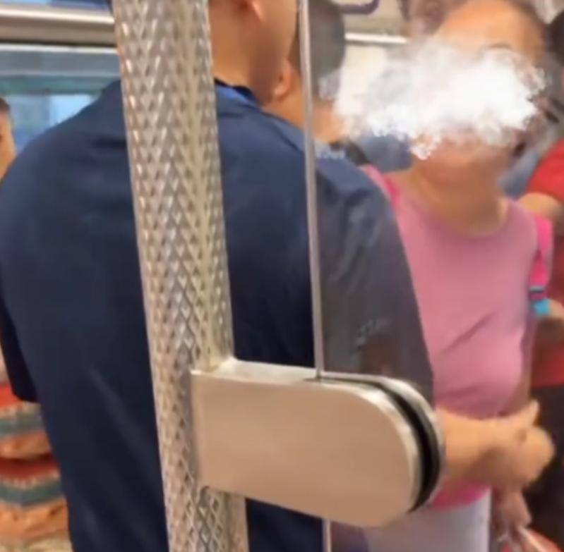 老婦人逼讓座地鐵辱罵乘客！連孫子都嫌丟臉「捂耳朵不敢聽」