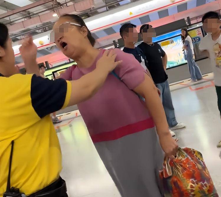 老婦人逼讓座地鐵辱罵乘客！連孫子都嫌丟臉「捂耳朵不敢聽」