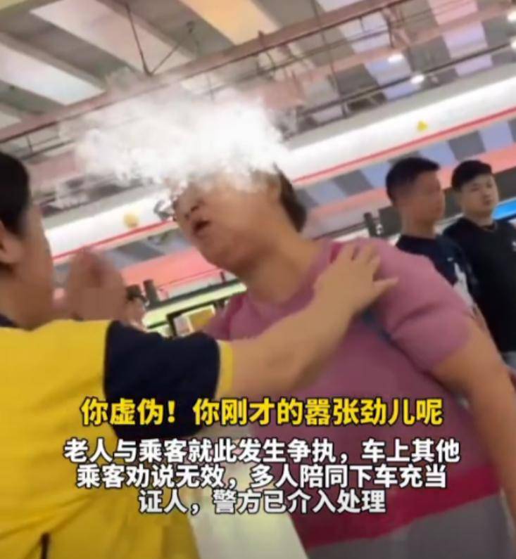 老婦人逼讓座地鐵辱罵乘客！連孫子都嫌丟臉「捂耳朵不敢聽」