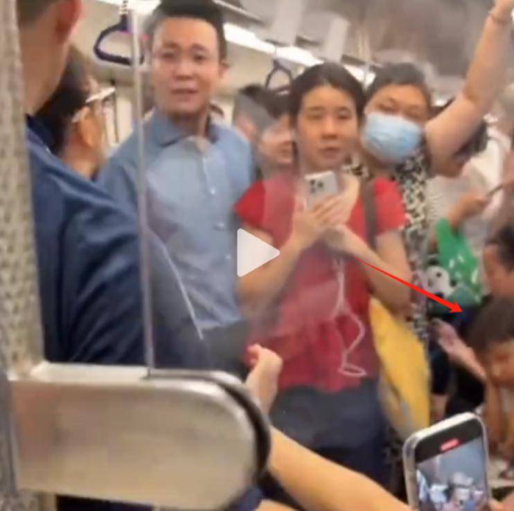 老婦人逼讓座地鐵辱罵乘客！連孫子都嫌丟臉「捂耳朵不敢聽」