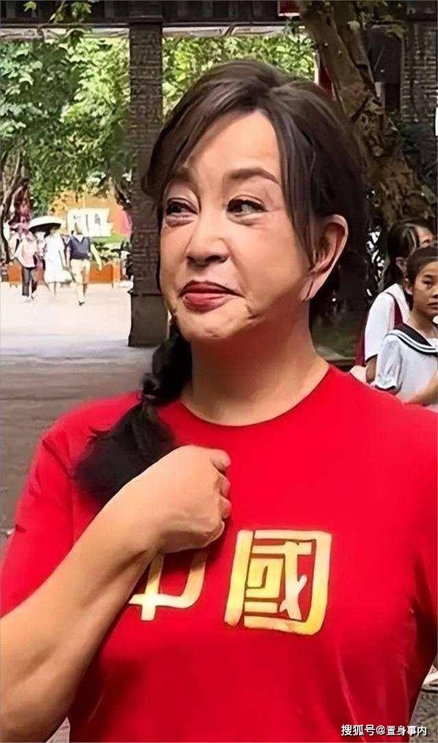 息影多年復出！75歲資深影后「滿臉僵硬賣萌」慘遭群嘲　一近看「皺皮垂滿臉」網嘆：已不復當年...