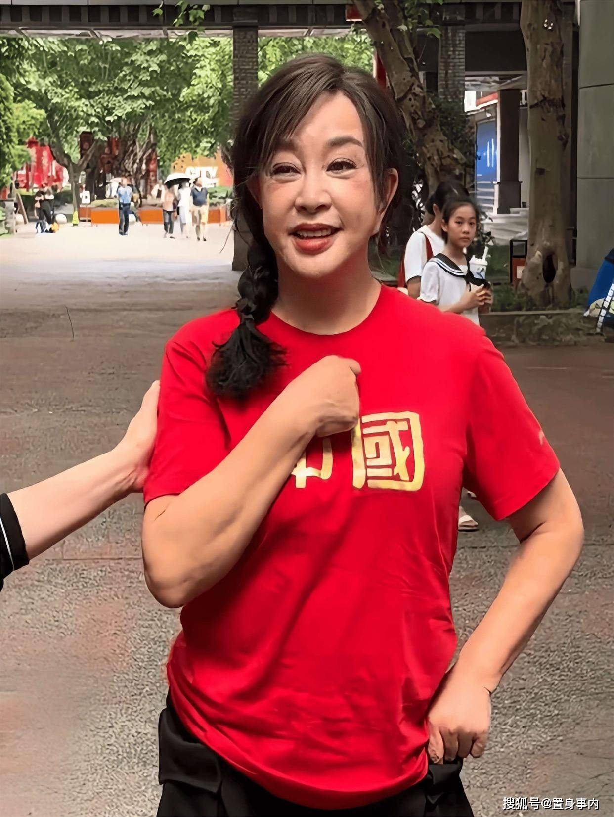 息影多年復出！75歲資深影后「滿臉僵硬賣萌」慘遭群嘲　一近看「皺皮垂滿臉」網嘆：已不復當年...