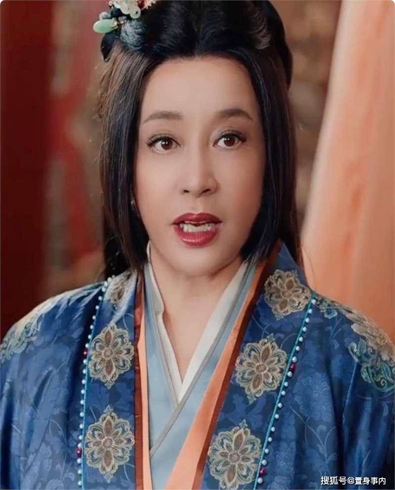 息影多年復出！75歲資深影后「滿臉僵硬賣萌」慘遭群嘲　一近看「皺皮垂滿臉」網嘆：已不復當年...