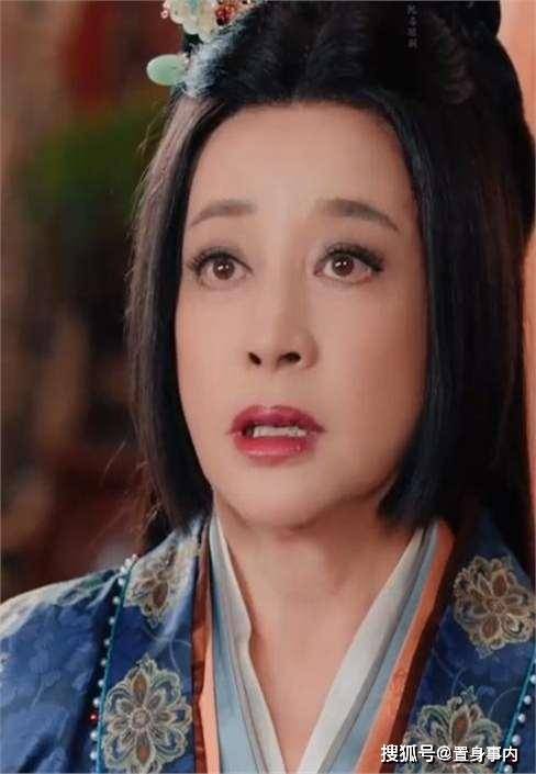 息影多年復出！75歲資深影后「滿臉僵硬賣萌」慘遭群嘲　一近看「皺皮垂滿臉」網嘆：已不復當年...