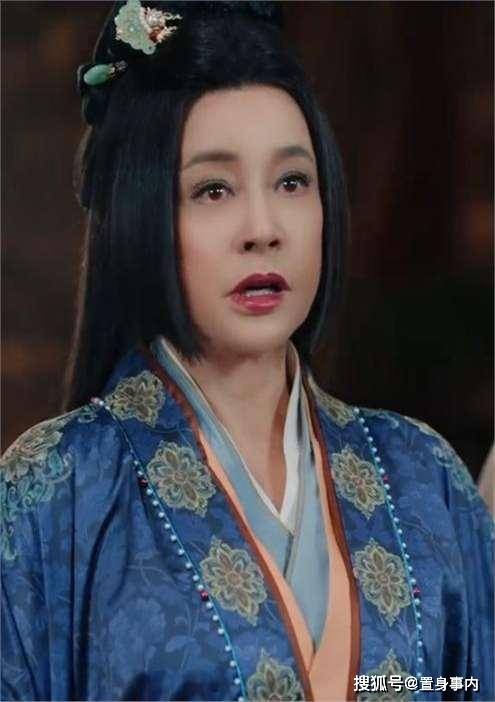 息影多年復出！75歲資深影后「滿臉僵硬賣萌」慘遭群嘲　一近看「皺皮垂滿臉」網嘆：已不復當年...