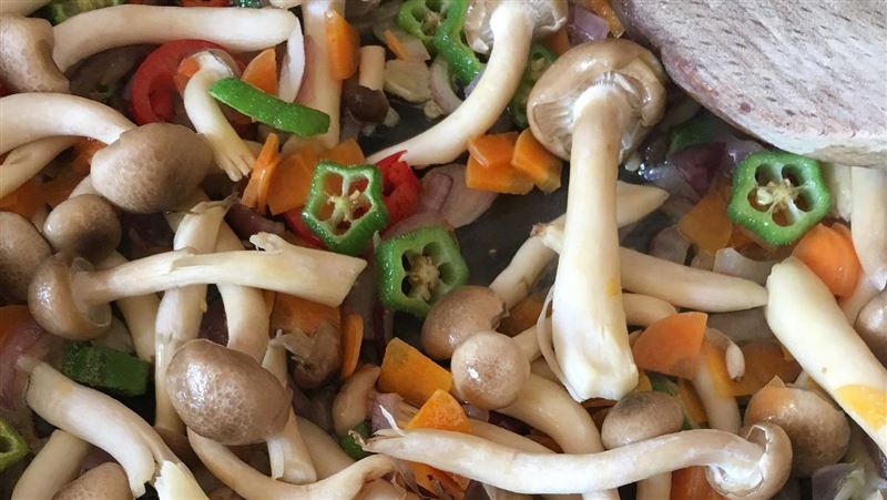 術後惡化到四期！腸癌患者「拒吃青菜」仍有奇蹟　醫生揭關鍵「每天吃半碗它」：2年半未復發