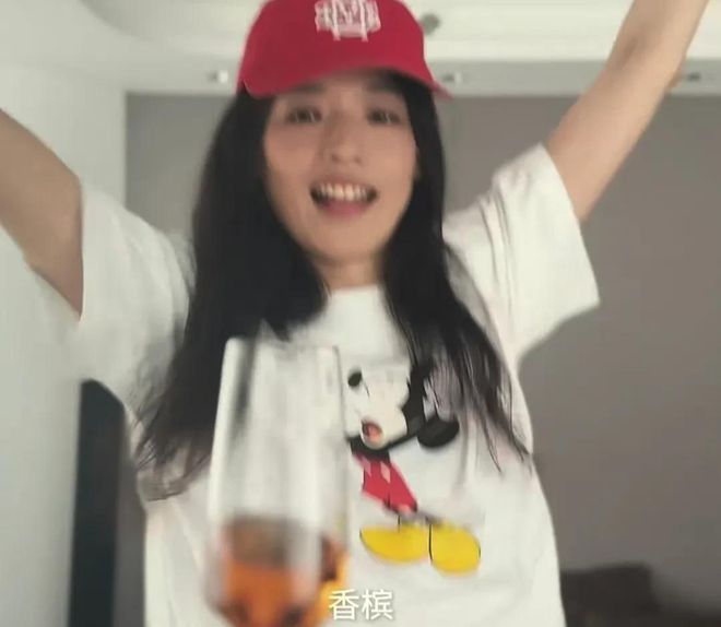 最真實女神！49歲舒淇「驚喜宣布喜訊」　合照老友「大方露素顏魚尾紋」網讚：依然是少女♥️