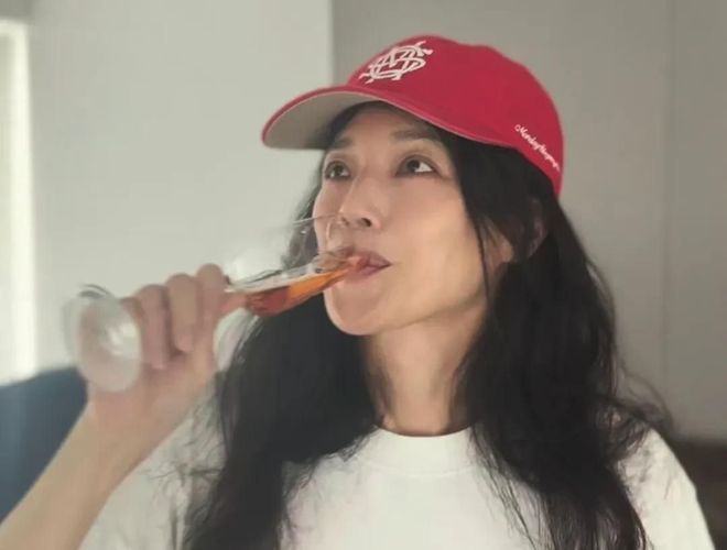最真實女神！49歲舒淇「驚喜宣布喜訊」　合照老友「大方露素顏魚尾紋」網讚：依然是少女♥️
