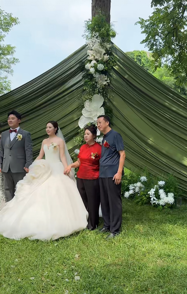 知名女星宣布結婚！堅持不鋪張浪費「搭公車接親」 「新郎身分曝」網讚：太配了