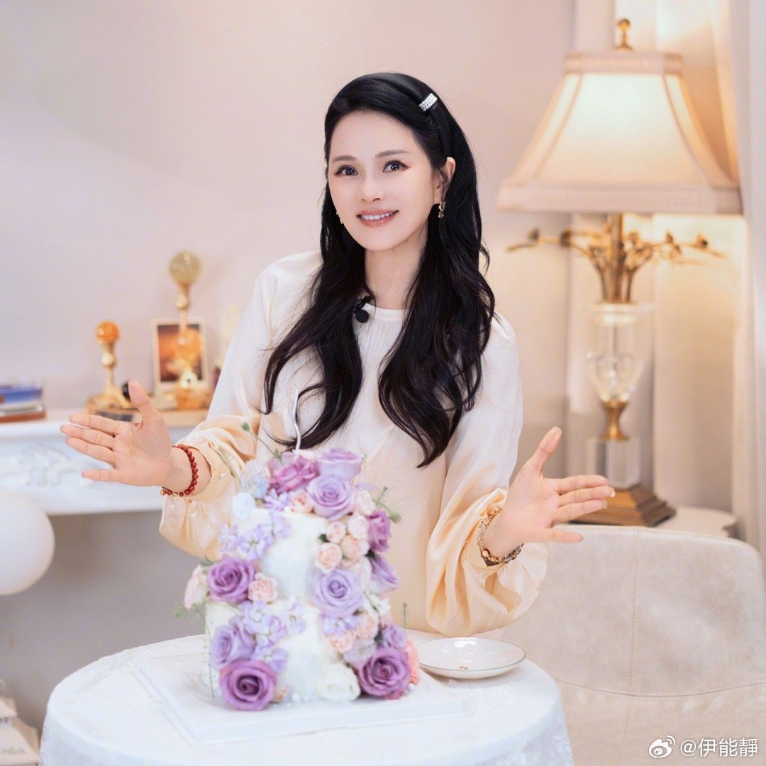 結婚10年找新歡？伊能靜遭拍「牽手腫大叔」　轉過頭「身分曝光」網驚：怎麼可能