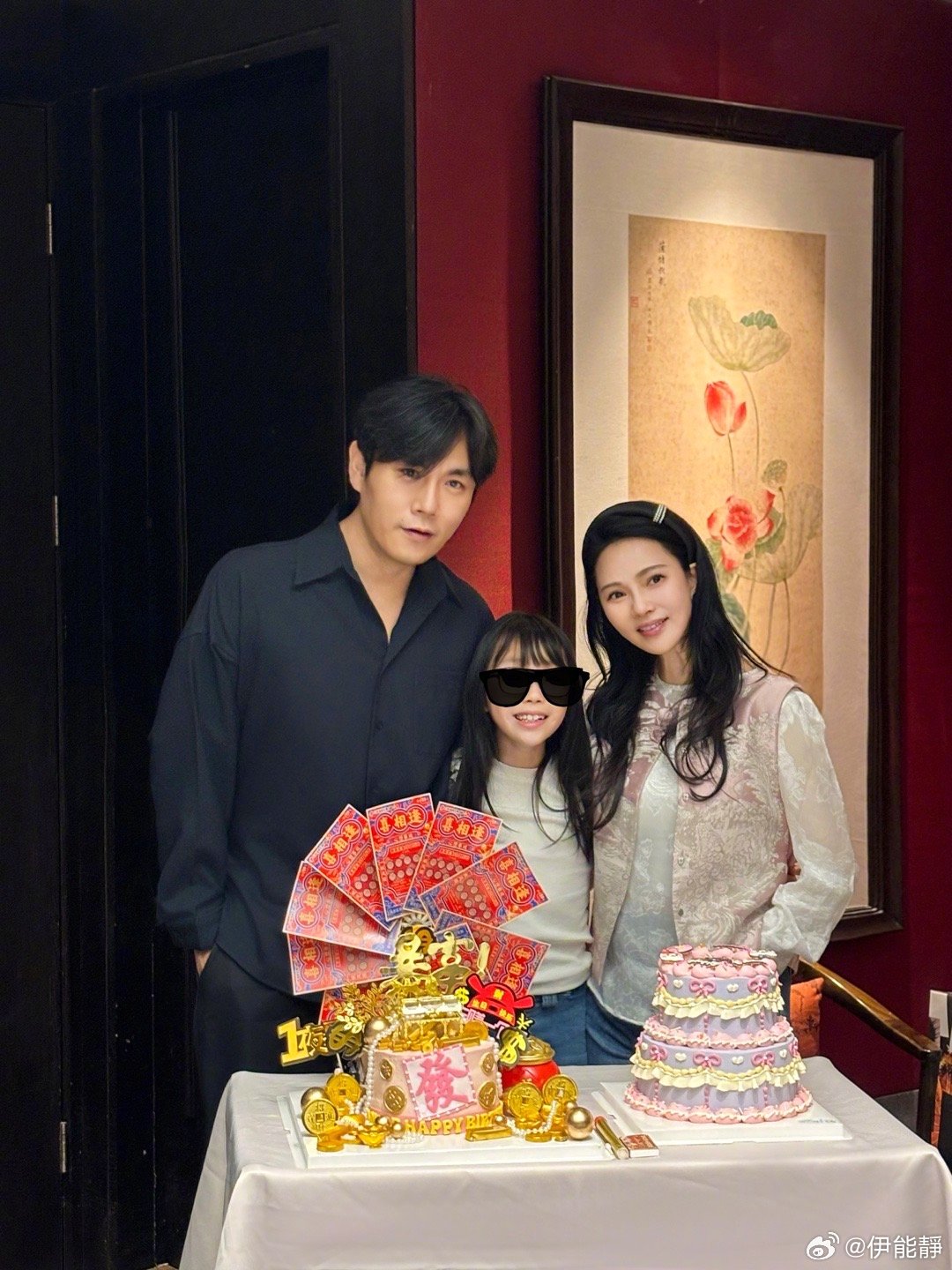 結婚10年找新歡？伊能靜遭拍「牽手腫大叔」　轉過頭「身分曝光」網驚：怎麼可能