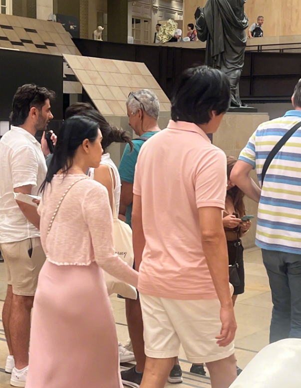 結婚10年找新歡？伊能靜遭拍「牽手腫大叔」　轉過頭「身分曝光」網驚：怎麼可能