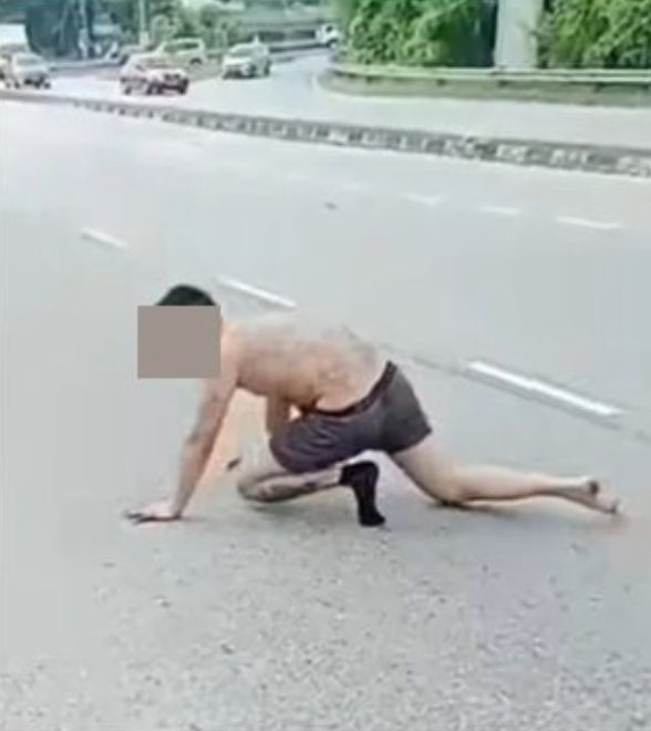 22歲台男「躺馬路猛吞泥土」...警方趕來「人已經斷氣了」