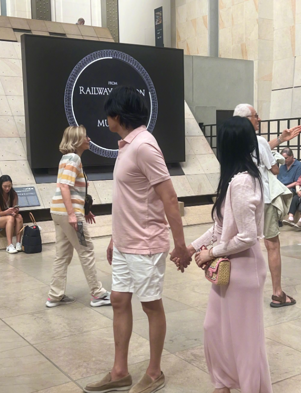 結婚10年找新歡？伊能靜遭拍「牽手腫大叔」　轉過頭「身分曝光」網驚：怎麼可能