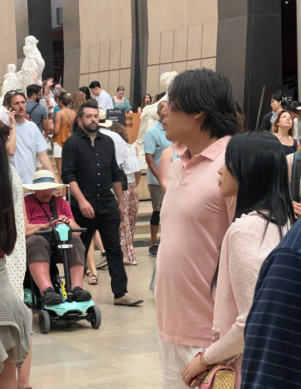 結婚10年找新歡？伊能靜遭拍「牽手腫大叔」　轉過頭「身分曝光」網驚：怎麼可能