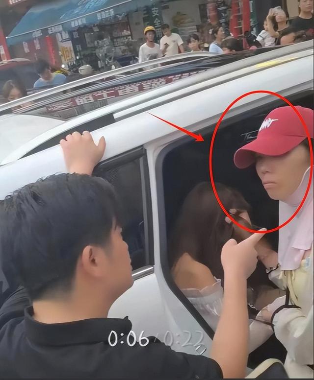 當街上演八點檔！老公「車內調情辣妹」正宮怒抓姦　她怒扯頭髮「小三正臉流出」下場太淒慘...