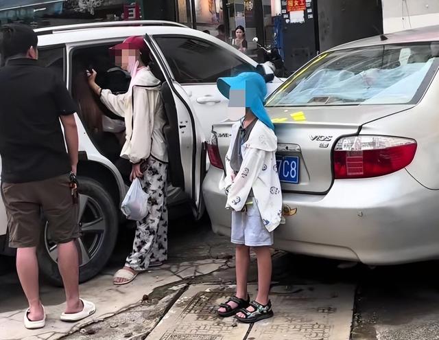 當街上演八點檔！老公「車內調情辣妹」正宮怒抓姦　她怒扯頭髮「小三正臉流出」下場太淒慘...