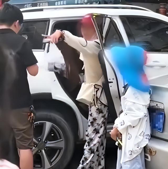 當街上演八點檔！老公「車內調情辣妹」正宮怒抓姦　她怒扯頭髮「小三正臉流出」下場太淒慘...