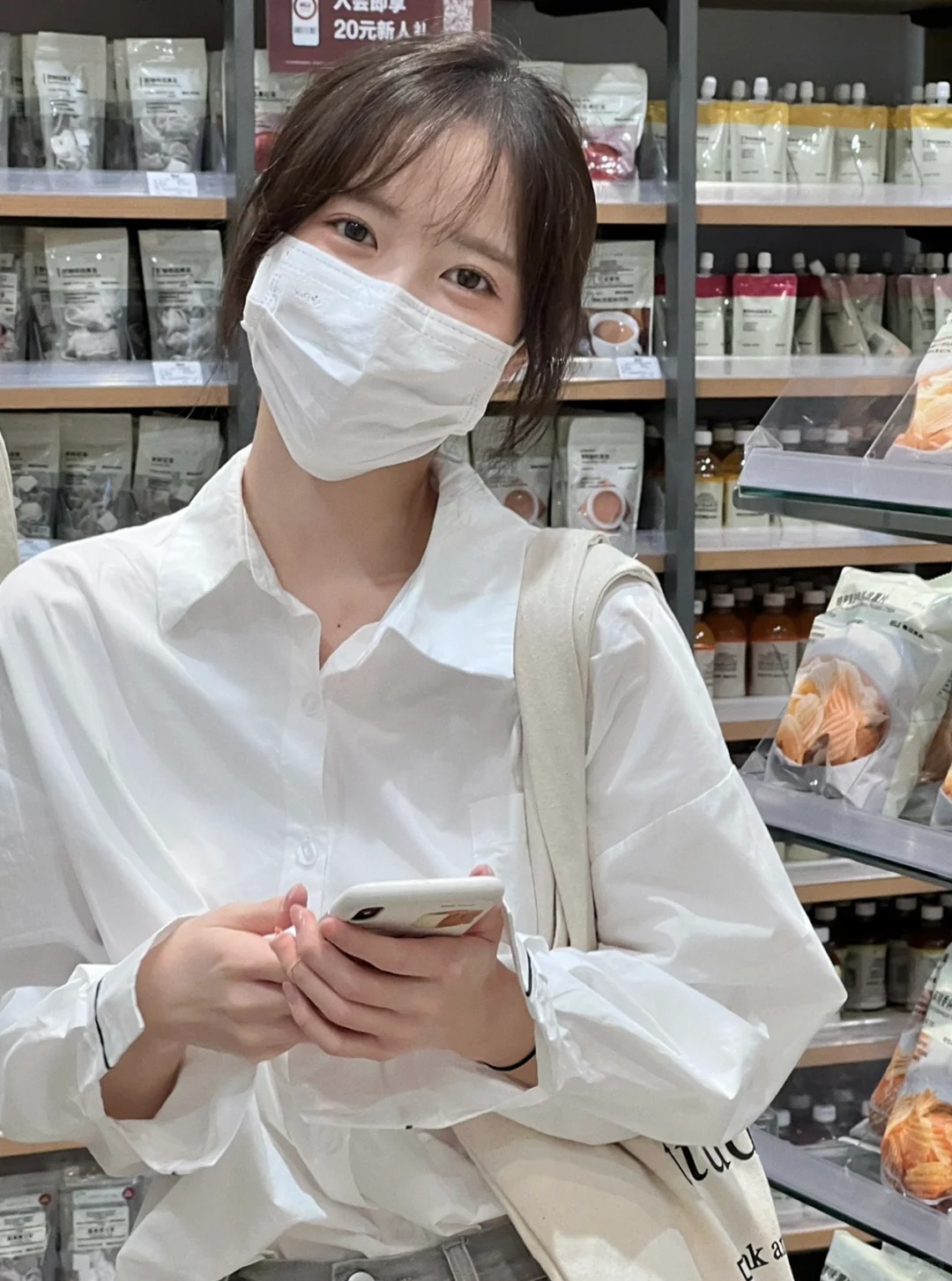 融化人心的笑容！無印良品遇見「慵懶感口罩美女」　被挖出「清新絕美真面目」網全瘋狂
